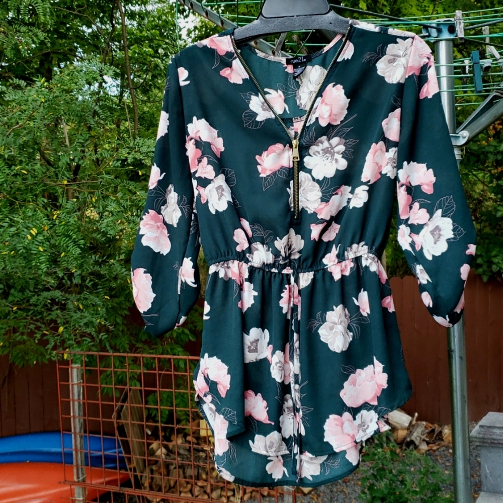 Like new stunning blouse zipper front, elastic waist,button up or down sleeve